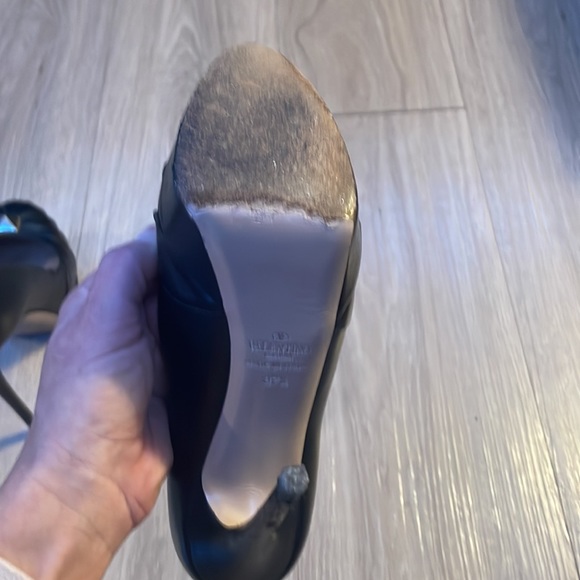 🎉PRICE DROP🎉 Valentino Garavani Rockstud pleated black stiletto pumps - Picture 7 of 11